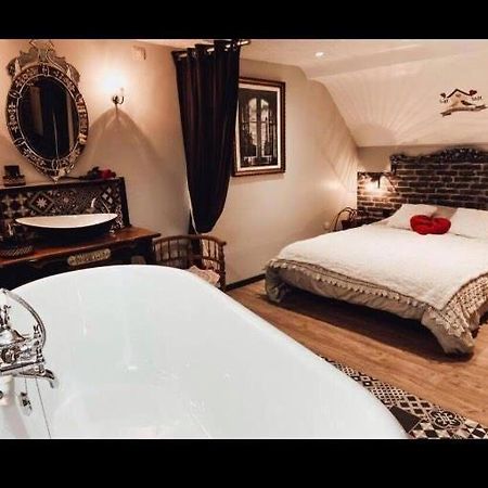 Appartement Romantique Parisien, Baignoire Retro Au Pied Du Lit Boulogne-sur-Mer Exterior photo